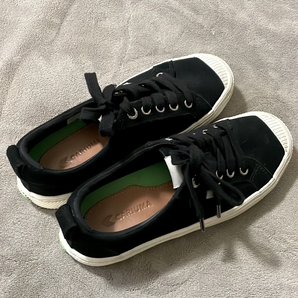 Cariuma black suede women’s size 6